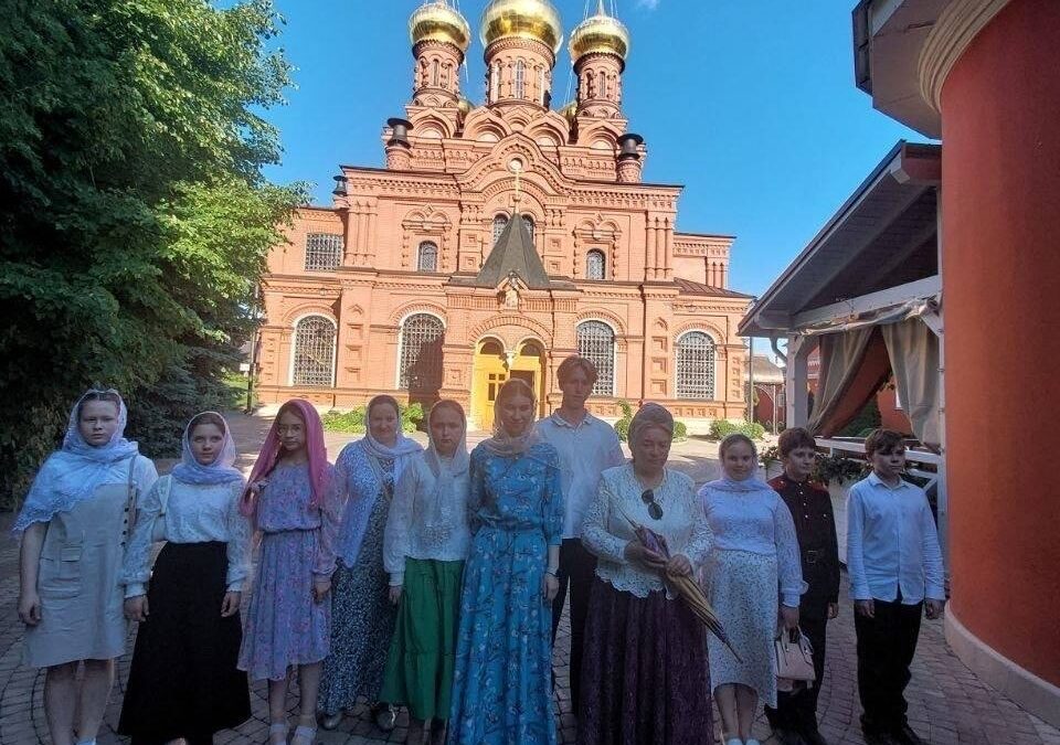 Певчие молодежного хора посетили Черниговский скит