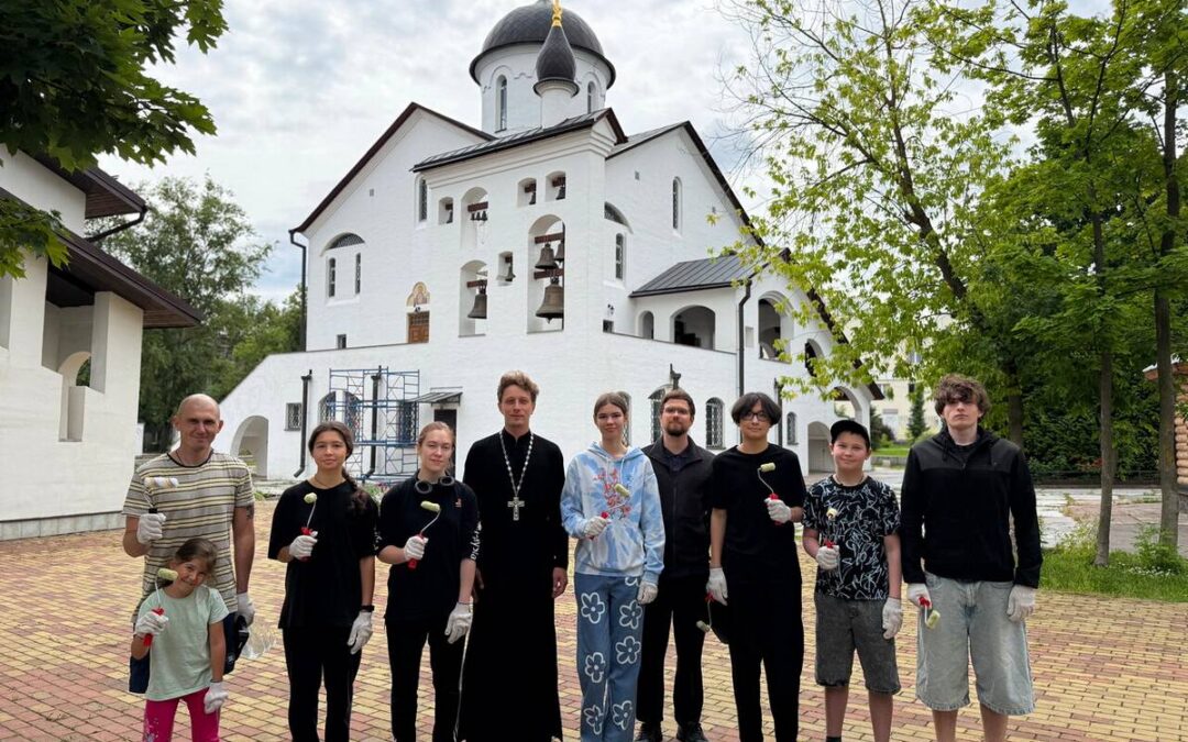 Ребята из молодёжного центра «Преображение» при Преображенском храме г. Долгопрудный потрудились на благо родного прихода