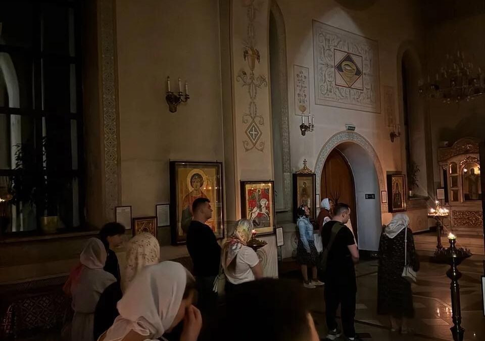 Ночная молодежная литургия в Богоявленском храме