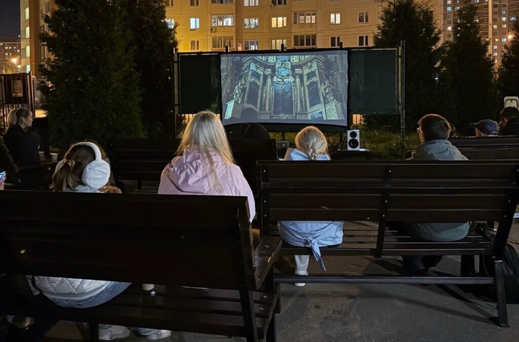 Киносеанс под открытым небом на приходе Серафимовского храма в Лобне
